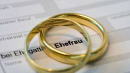 Nur aus steuerlichen Gründen geheiratet? Manchmal wird das Paaren jedenfalls unterstellt. Dabei lohnt sich die Ehe aus finanzieller Sicht gar nicht immer.