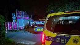 Einsatzkräfte der Polizei sind Freitagnacht (15. Mai 2026) auf dem Porzer Inselfest im Einsatz, nachdem zwei Polizisten angegriffen und verletzt wurden.
