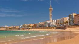Der Strand La Caleta in Cádiz, Andalusien: Südwesteuropa erlebte im April 2026 ungewöhnlich warme Tage. 