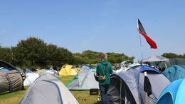 Seit 2023 ist das Camp auf Sylt auf dem Tinnumer Festplatz untergebracht. (Archivbild)