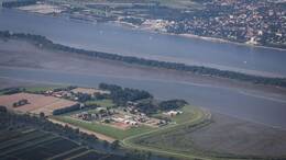 Die Justizvollzugsanstalt Hahnöversand liegt auf einer Insel in der Elbe. (Archivbild)