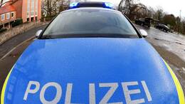 Eine Polizistin wird in Kiel von einem Steinwurf auf einen Streifenwagen verletzt. (Symbolbild)